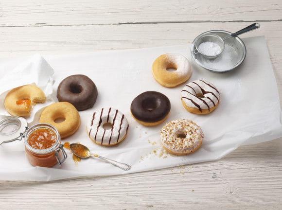 Donuts allongés sur la table Donuts allongés sur la table
